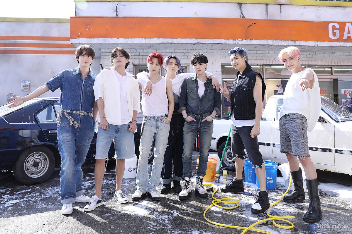 thewingsofbts's tweet photo. .             [🧈] Hilo de fotos: BTS x Photo Sketch de 'Butter'

El día de hoy, BigHit Music publicó unas fotos de @BTS_twt, las cuales provienen de un detrás de escenas de su sesión fotográfica para las versiones 'Cream' &amp; 'Peaches' del CD (álbum) físico de la canción 'Butter'. https://t.co/DbDpYqOsKm