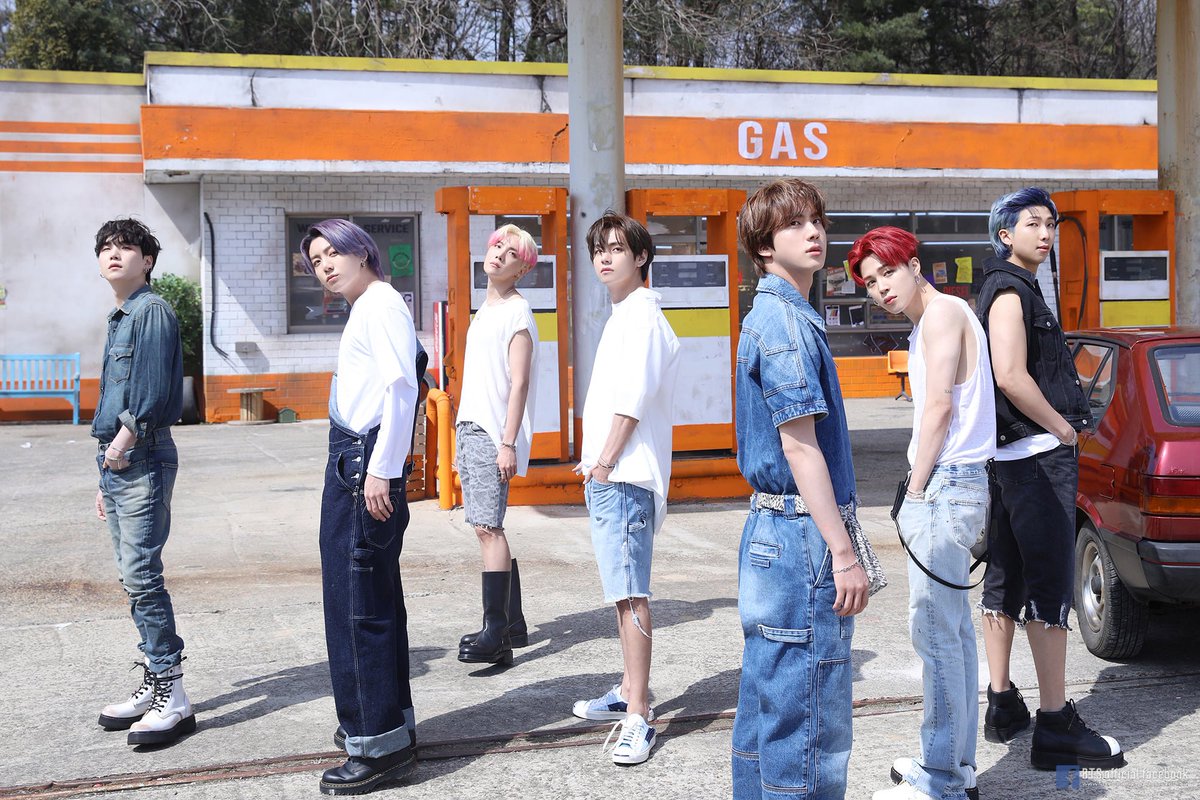 thewingsofbts's tweet photo. .             [🧈] Hilo de fotos: BTS x Photo Sketch de 'Butter'

El día de hoy, BigHit Music publicó unas fotos de @BTS_twt, las cuales provienen de un detrás de escenas de su sesión fotográfica para las versiones 'Cream' &amp; 'Peaches' del CD (álbum) físico de la canción 'Butter'. https://t.co/DbDpYqOsKm