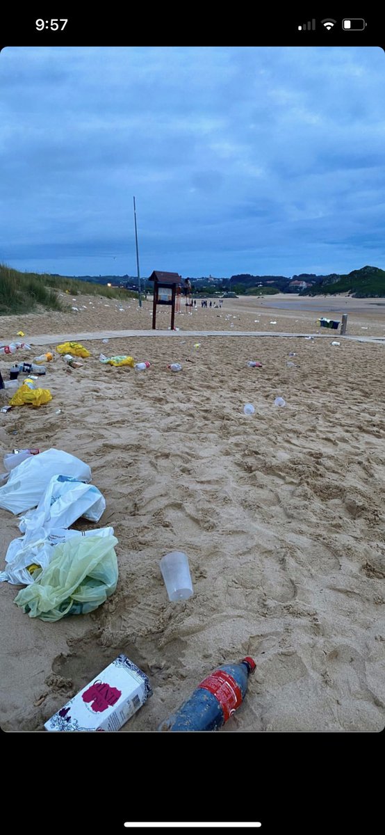 La próxima vez q vayáis a noja q sepáis q hay mini papeleras en la playa y a la salida hay contenedores. 🙂