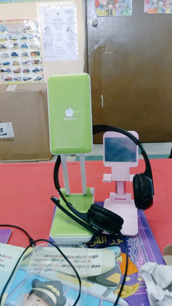WardahSyazwani's tweet photo. Tapi lagi padu work station geng pintu depan... Ade 3 checkpoint🤭prop dia pun boleh tahan paduu!🤩 semoga dipermudahkan!
.
#kitabelummenang
#staysafe https://t.co/xDvcefFBn1