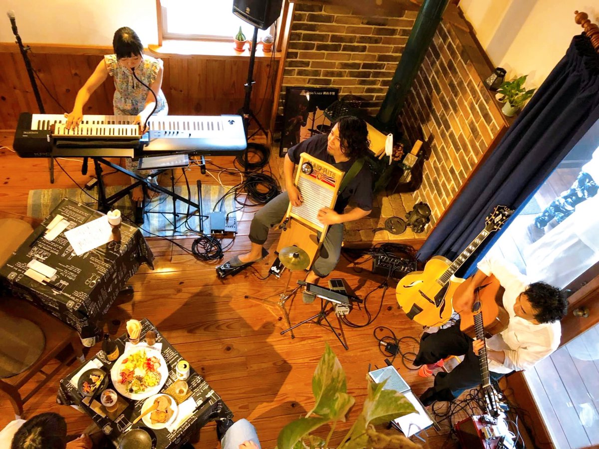shinbambi's tweet photo. 昨日の龍ヶ崎 暖炉(はぁーす)さんでのRetrioライブご来場くださった皆様ありがとうございました✨✨
天井高く、響きも良くて、演奏気持ちよかったなぁ☺️
昨日は以前作った消しゴムはんこペタペタしたRetrioマスクで参戦♪
#消しゴムはんこ #Retrio https://t.co/8cXW7aSKms