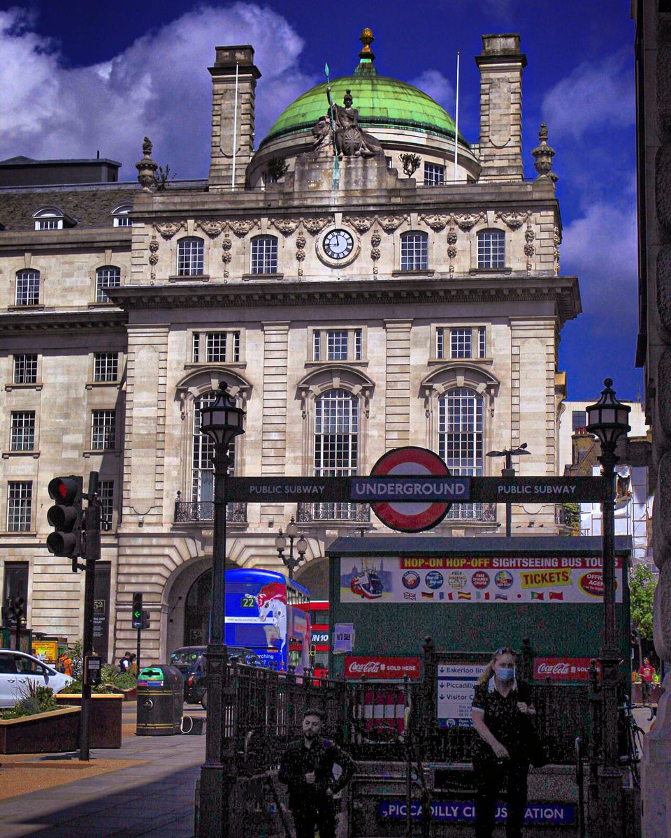 London, Piccadilly. ©#fotografia #twitter #streetphotography #fotografiadistrada #canonphotography #sonyphotographer #nikonphotographers #cheerydeckphotographer #eyeemphotographer #meerophotographer #myphotography