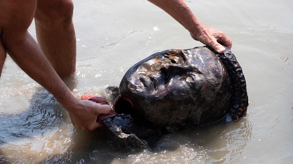 Kanada'da yerli çocuklara ait yüzlerce çocuk mezarının ortaya çıkmasının ardından Winnipeg şehrinde yapılan protestoda Kraliçe Victoria ve Kraliçe II. Elizabeth'in heykelleri devrildi.