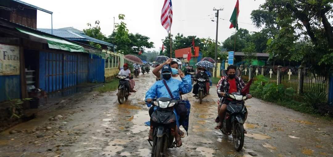 Daniel78037553's tweet photo. Anti-Military Motorcycles Strikeby residents in LoneKhin;Hpakant despite rain. 
#WhatsHappeningInMyanmar 
#July4Coup https://t.co/lYZHxvym3P
