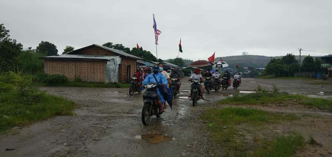 Daniel78037553's tweet photo. Anti-Military Motorcycles Strikeby residents in LoneKhin;Hpakant despite rain. 
#WhatsHappeningInMyanmar 
#July4Coup https://t.co/lYZHxvym3P