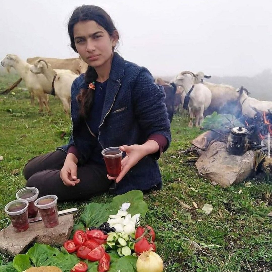 huly_eylul's tweet image. Yeminimiz var hayat...!
Ne kadar inatlaşırsan inatlaş, yinede seni en güzel yerinden yakalayacağız...
#HAYAT...

#NazımHikmetRan

#günaydın 
#mutlupazarlar