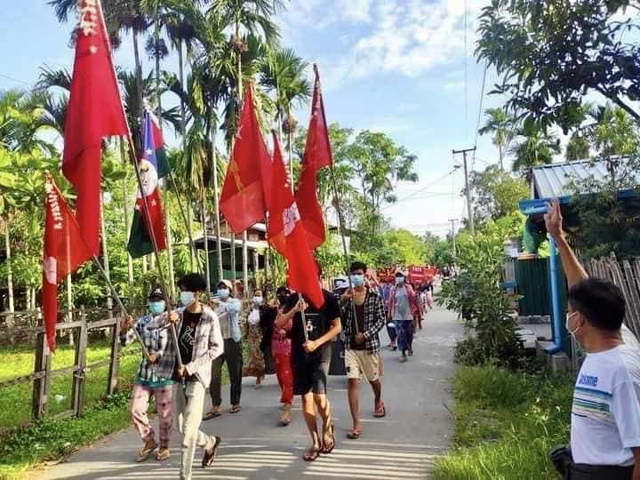IrrawaddyNews's tweet photo. Residents in Kale (Kalay) of #Sagaing Region continued taking to the streets against the military regime on Sunday. Kale had the second largest number of COVID-19 infections reported nationwide on July 3.
(Photo:CJ) 
#WhatsHappeningInMyanmar https://t.co/leRdAAAJ0G