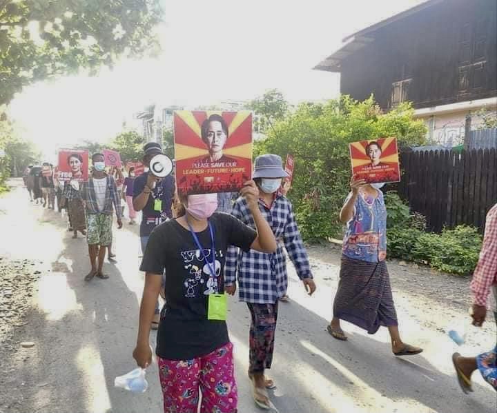 IrrawaddyNews's tweet photo. Residents in Kale (Kalay) of #Sagaing Region continued taking to the streets against the military regime on Sunday. Kale had the second largest number of COVID-19 infections reported nationwide on July 3.
(Photo:CJ) 
#WhatsHappeningInMyanmar https://t.co/leRdAAAJ0G