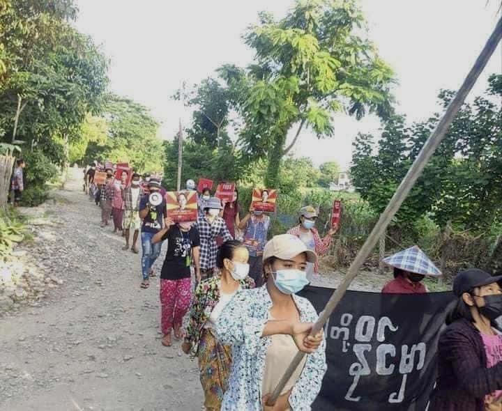 IrrawaddyNews's tweet photo. Residents in Kale (Kalay) of #Sagaing Region continued taking to the streets against the military regime on Sunday. Kale had the second largest number of COVID-19 infections reported nationwide on July 3.
(Photo:CJ) 
#WhatsHappeningInMyanmar https://t.co/leRdAAAJ0G