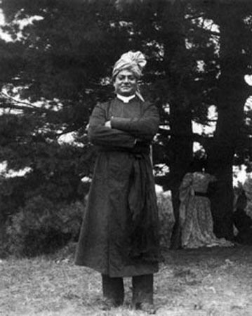 DrRameshkumar01's tweet photo. उन्होंने कहा था, ”पृथ्वी पर कोई भी व्यक्ति–स्त्री हो या पुरुष, वेदों के निर्माण करने का दम नहीं भर सकता है।”इसीलिए हमारा धर्म किसी व्यक्ति विशेष पर निर्भर नहीं करता,यहाँ तो अनेकों ऋषि ने और महापुरुषों ने जन्म लिया है और आगे भी लेते रहेंगे। स्वामी विवेकानंद जी की पुण्यतिथि पर नमन। https://t.co/tzPhPKrRKN