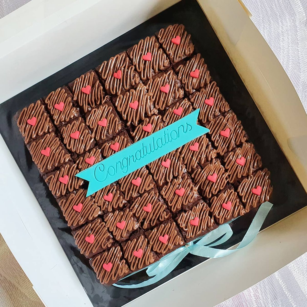 dgoldstarbakery's tweet photo. SUPER FUDGY CHOCOLATE BROWNIES 🍫 whatsapp to order yours🥰🥰 #brownies #fudgybrownies #brownieskedut https://t.co/I587uSV9AF