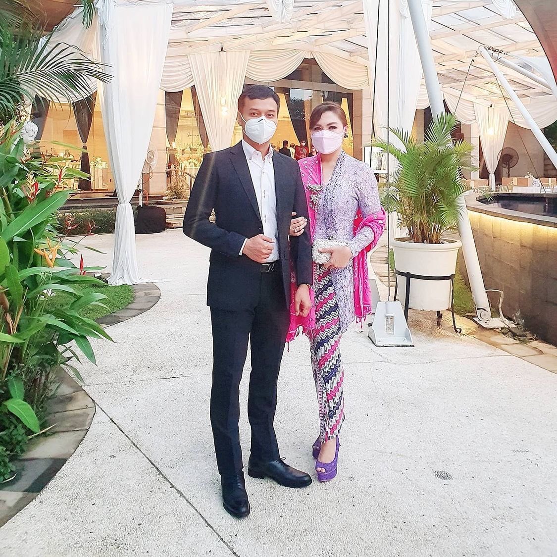 vicky shu (@vickyshu) on Twitter photo Menghadiri lamaran ananda dari kak @ameliaanggr dan pak <a href="/sugengsuparwoto/">Sugeng Suparwoto</a>. Dari sebelum acara prokes sangat ketat harus pcr dahulu plus di lokasi acara tetap diswab antigen lagi real time. Tamu pun dibatasi. alhamdulillah acara berjalan lancar. semoga dilancarkan sampai pernikahan Menghadiri lamaran ananda dari kak @ameliaanggr dan pak <a href="/sugengsuparwoto/">Sugeng Suparwoto</a>. Dari sebelum acara prokes sangat ketat harus pcr dahulu plus di lokasi acara tetap diswab antigen lagi real time. Tamu pun dibatasi. alhamdulillah acara berjalan lancar. semoga dilancarkan sampai pernikahan