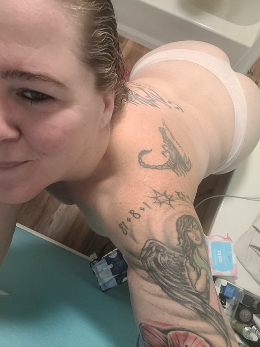 Look at how small my waist is. Just 🤯 https://t.co/4KpRmKuV1M<a href="/tag/weightloss"class="tags"><span>#weightloss</span></a><a href="/tag/weightlosstransformation"class="tags"><span>#weightlosstransformation</span></a><a href="/tag/gastricsleeve"class="tags"><span>#gastricsleeve</span></a>