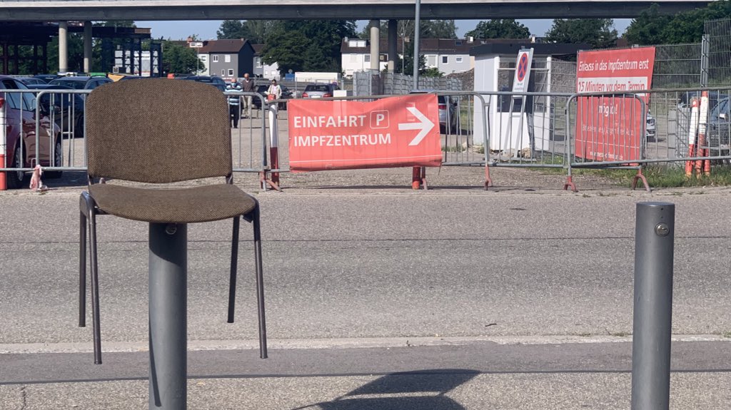 sbamueller's tweet photo. 💉👉 Auch im #Impfzentrum #Offenburg gibt es heute zahlreiche freie #Impftermin‘e!
💉🗓 Buchung https://t.co/vnXCQ7BBSS
🪑👉 ob der leere Stuhl vor dem Impfzentrum darauf hinweisen soll? Keine Ahnung 🤷.
#ortenau #og #kehl #haslach #schuttertal #kinzigtal #achern https://t.co/oD1qbxe9eQ