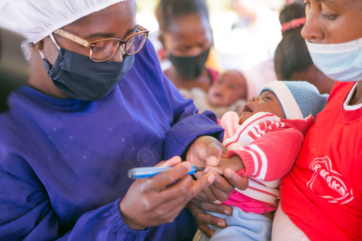 ✅Un enfant vacciné est un enfant en bonne santé !

Pour assurer la #SantéPourTous les enfants âgés de 0-5 ans à Mdg🇲🇬, 1⃣4⃣ 4⃣2⃣2⃣ équipes de vaccination ont été déployées dans 15 régions pour administrer le vaccin contre la polio à ce groupe cible  

#EndPolio
#LeaveNoOneBehind