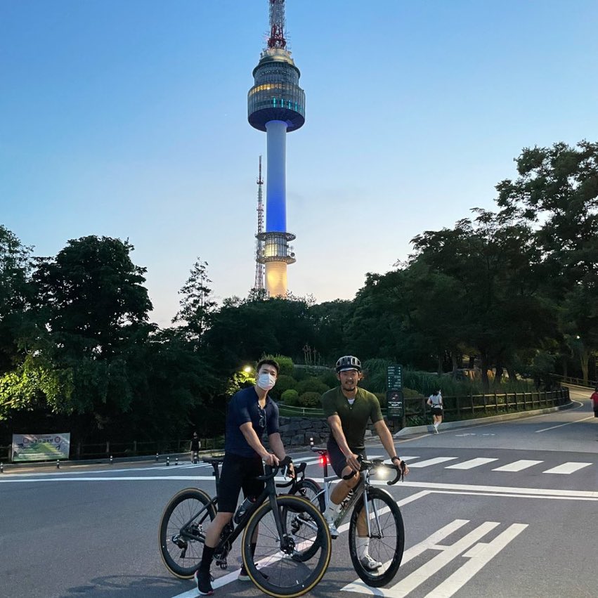 sujufor_elfindo's tweet photo. @donghae861015 [#TRANS] @donghae861015 Namsan Riding! Bicycle riding for cardio! #Specialized #Tamac *

*t/n: hashtag is referring to his bicycle brand name https://t.co/H2BXjO3Vfs