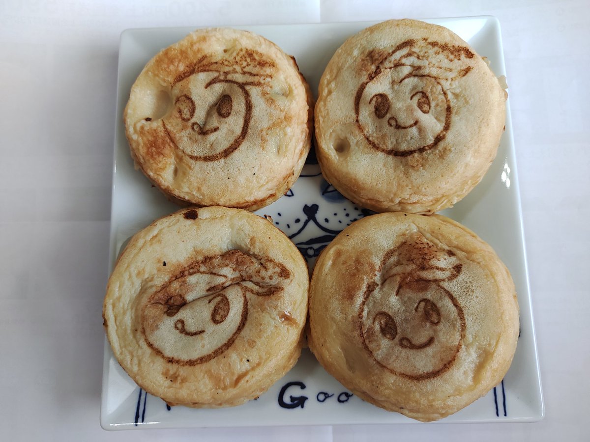 Take 福岡のb級グルメ むっちゃん万十 ムツゴロウ形のたい焼きの様なもの あんこもありますが 定番はハムエッグ味 いなほ焼き 長崎発 回転焼 今川焼風のたこ焼き お好み焼き 器はありたパンクの有田焼 Blow 新峰武堅 Shinpou Takeken