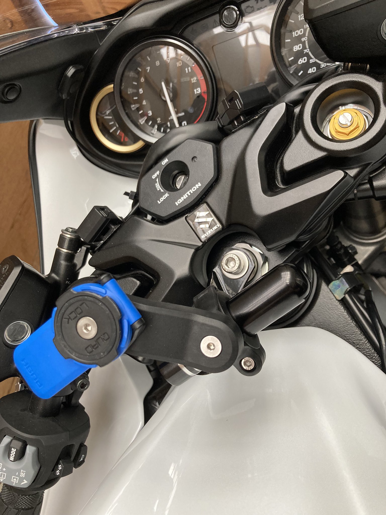 渡部鉄男 新型ハヤブサにスマホホルダー付けてみた ステムクランプバーにハンドルバーマウント 鍵の抜き差しに干渉しない 新型 ハヤブサ 新型ハヤブサカスタム Alcanhands クアッドロック T Co Zool9zn1xj Twitter