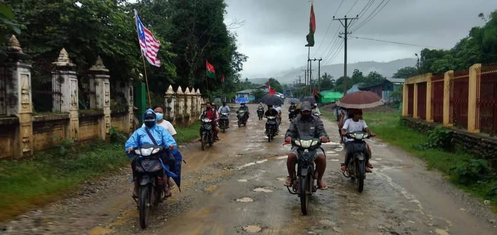 Vinn10301768's tweet photo. Motorcycles Strike by residents in LoneKhin;Hpakant despite rain.  #WhatsHappeningInMyanmar  #July4Coup  https://t.co/W7RwfyVMzz