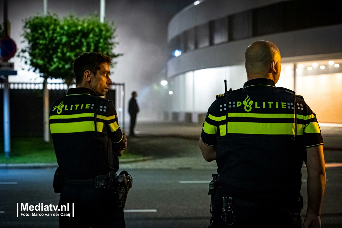 VIDEO Uitslaande brand bij installatiebedrijf Zwijndrecht:..
