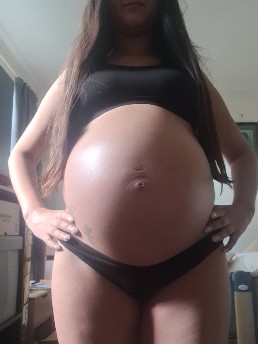 33 Weeks, and round as FUCK!! https://t.co/CiEVwif2cu