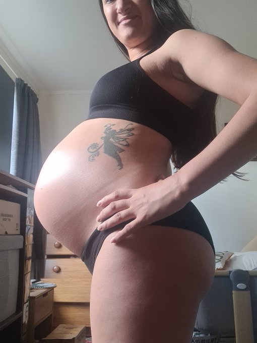 33 Weeks, and round as FUCK!! https://t.co/CiEVwif2cu