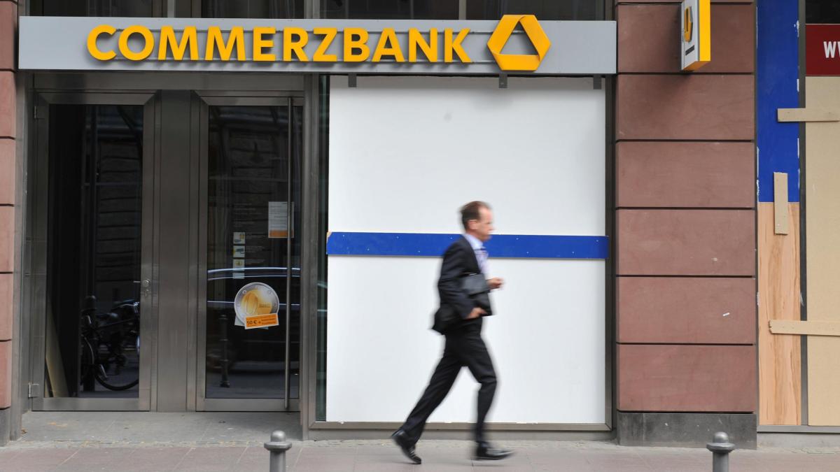 welt's tweet photo. Gebühren und Strafzinsen – Bankkunden reagieren mit Kündigung https://t.co/Yxcg45ct0b https://t.co/yngKqwhDeD