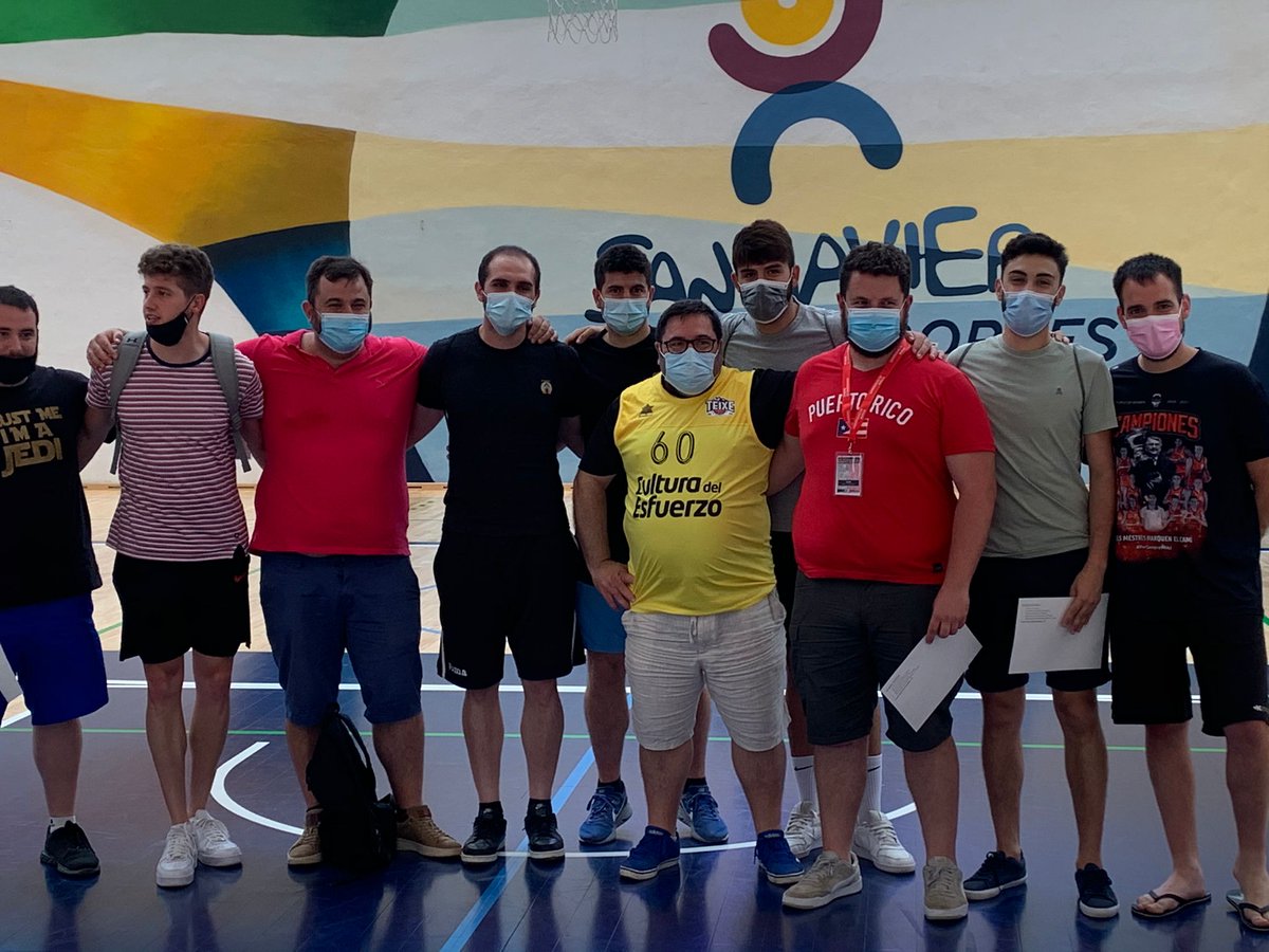 Finaliza la ¿última? edición del <a href="/CursoBaloncesto/">Curso Alto Rendimiento en Baloncesto UMU</a> 
La Patrulla X le hemos regalado una camiseta a @basketmaniaco en agradecimiento a su labor como organizador de un curso en el que hemos aprendido muchísimo y nos lo hemos pasado muy bien. 
Nos vemos por las pistas.