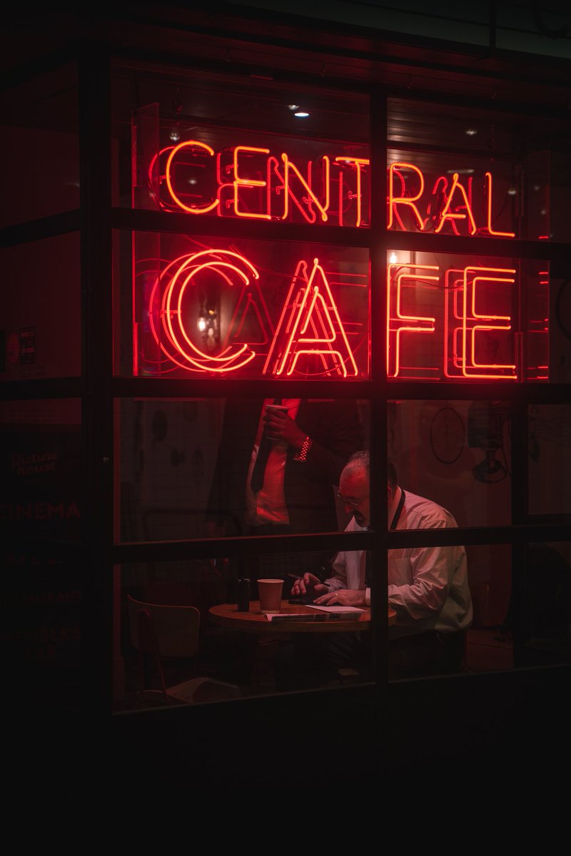 Hard working night
#cinematic #London #neonsign #streetphotography #streetphotographylondon #londonnight