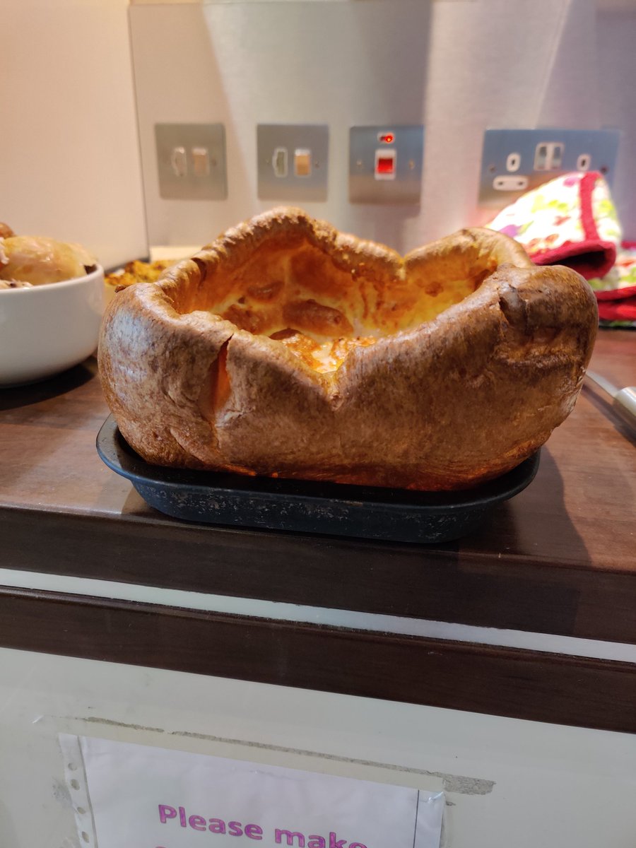 itz_MattC's tweet photo. Check out my Yorky pudding
#sundayvibes #sundayroast #englishdinner https://t.co/0QOkhR4xlB