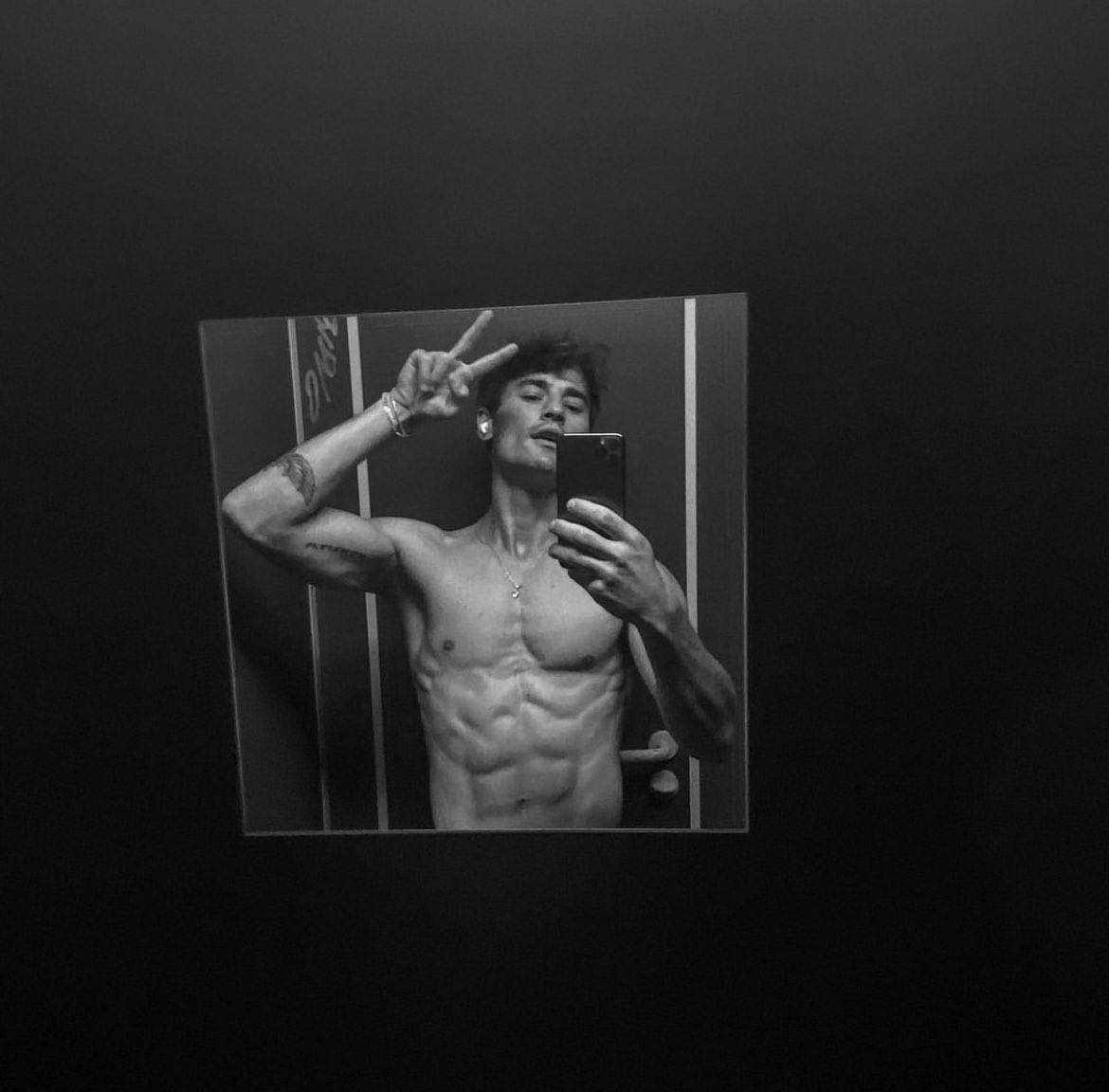 𝙚𝙣𝙩𝙧𝙚 𝙣𝙤𝙪𝙨 𝙘’𝙚𝙨𝙩 𝙨𝙞𝙢𝙥𝙡𝙚, 𝙤𝙣 𝙣’𝙖 𝙥𝙖𝙨 𝙗𝙚𝙨𝙤𝙞𝙣 𝙙𝙚 𝙗𝙖𝙜𝙪𝙚, 
𝙤𝙣 𝙣’𝙖 𝙥𝙖𝙨 𝙗𝙚𝙨𝙤𝙞𝙣 𝙙𝙚 𝙜𝙧𝙖𝙣𝙙 𝙘𝙝𝙤𝙨𝙚, 𝙥𝙖𝙨 𝙗𝙚𝙨𝙤𝙞𝙣 𝙙𝙚 𝙢𝙖𝙨𝙦𝙪𝙚.

#𝗦𝗲𝗱𝘂𝗰𝘁𝗶𝘃𝗲𝗦𝘂𝗻𝗱𝗮𝘆