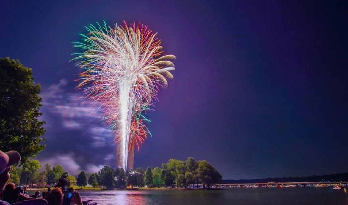 💥 🎆 Happy July 4th from the Tiger Critical team! 

📸@visitlakenorman #lakenorman #fireworks💥 #JulyFourth