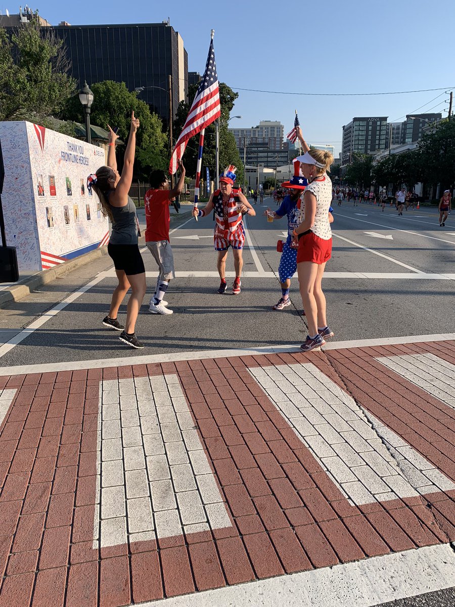 ErinKPeterson's tweet photo. Who needs running when you can have a dance party?!?? @11AliveNews #PeachtreeRoadRace #runnercam #11Alive @kaitlynross1 @ChristieOnTV https://t.co/o9P5ZyxUK2
