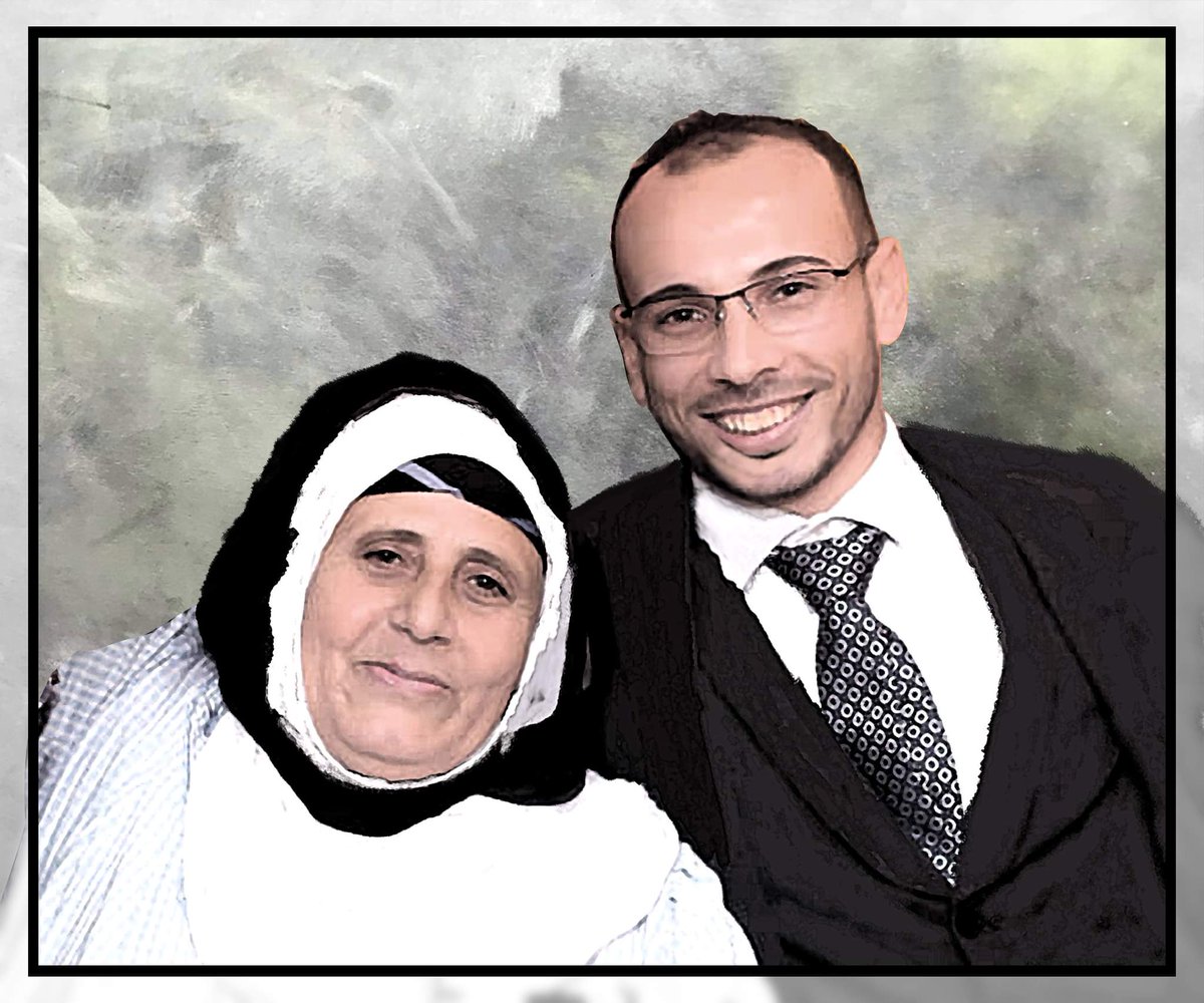 سألوني عن أمي فقلت لهم ليس لدي كلام حب 
لكني احبها❤ 
ليس لدي كلام عشق ولكني أعشقها❤ 
ليس لدي كلمات عن الام لأنه لا يمكنني وصف قطعه من قلبي .
فأسلوني ايهما اجمل امك ام القمر ؟
فأجبهتم بكل تواضع اذا رأيت أمي نسيت القمر 
واذا رايت القمر تذكرت امي 😘❤
رحمك الله يا امى فى جنه الخلد