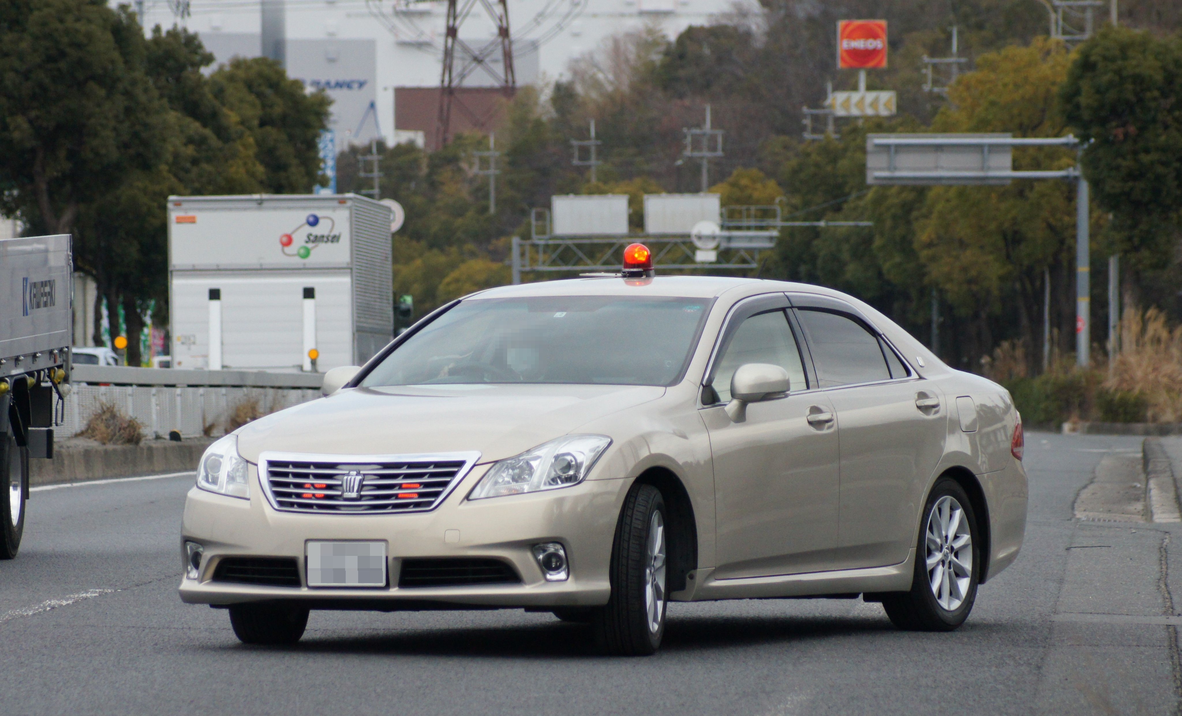 Twitter 上的 Syota191 大阪府警 0系ゴールドクラウン覆面パトカー 全国的にも珍しいカラーの覆面パトカーです この当時は 交通機動隊に所属しており よく撮影に行きました 赤色灯がバッチリ写ってるのは嬉しい 大阪府警 警察 クラウン 覆面 覆面