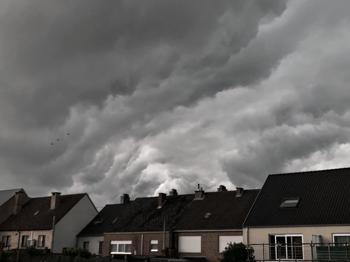 Mooie wolken formaties net voor de intense onweersbuien in het aalsterse. #vrtweer