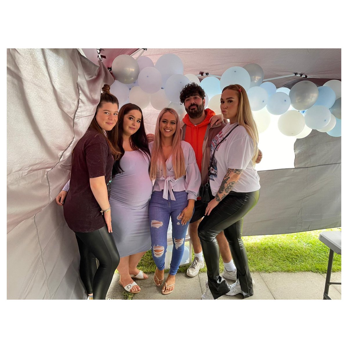 reegeorgiax's tweet photo. Had the best day ever yesterday surrounded by people I adore and who my son will love inside and out. Now time to enjoy my last few weeks before baby H arrives🥺💙 https://t.co/ApqahcHP09