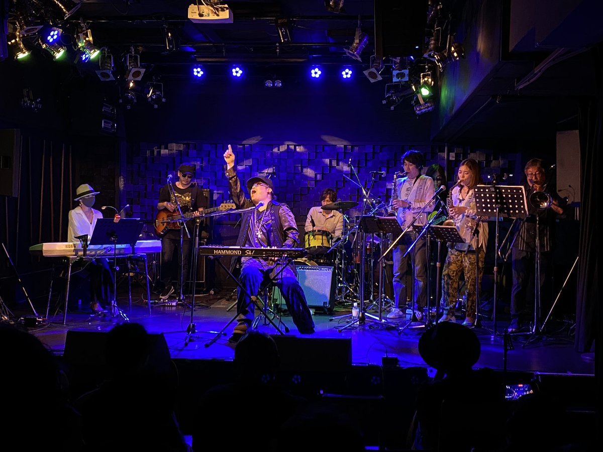 takashi_ikegami's tweet photo. Ebony-B & FREEFUNK@二子玉川ジェミニシアターでした。といいたいところだけど、大遅刻で最後の1曲半しか見られんかった…。でもみんなに会えたからよしとする。
Ebony-Bはいまの編成でレコーディングした方がいいと思う。ライブ録音でもいいから。
#Ebonyb #freefunk #geminitheater https://t.co/b6Bt1L5Zdh