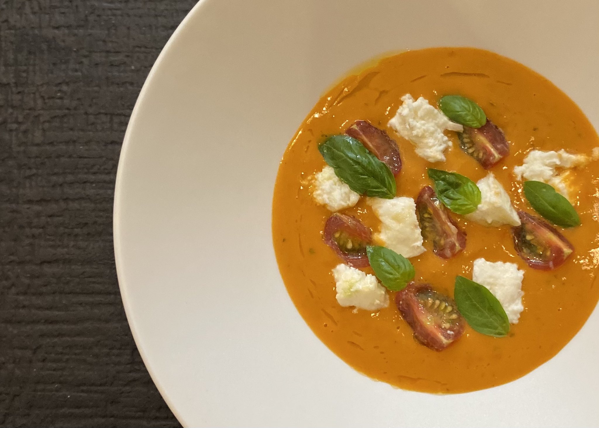 安西 僚平 パッパアルポモドーロ トマト バジル 自家製リコッタ Atsumichantomat さんから頂いた 旨味の詰まったトマトを使って トスカーナ州の定番料理 パッパアルポモドーロを夏らしく冷製に 上にバジル 自家製リコッタを乗せて 郷土料理を個人的解釈