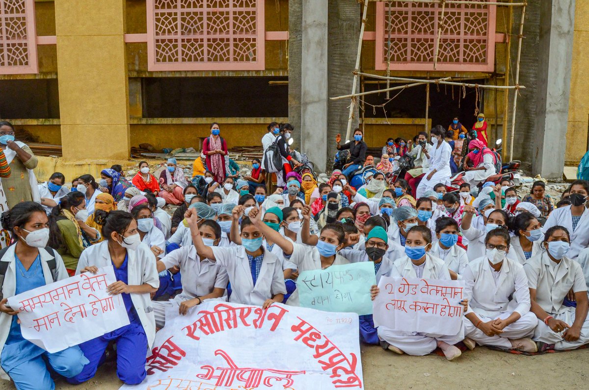 MukeshBangra12's tweet photo. 4 दिन से #MPNurses स्ट्राइक पर है 12 सूत्री मांगों को लेकर, मरीज भगवान भरोसे। @ChouhanShivraj @CMMadhyaPradesh के गैर जिम्मेदाराना रवैये के चलते रेजिडेंट डॉक्टर भी #mpnursesstrike के समर्थन में आ गए ।
ये महामारी भी अभी तक नेताओ को नही बदल पाई।
@PMOIndia @LambaAlka https://t.co/TY7ilhL3Z8