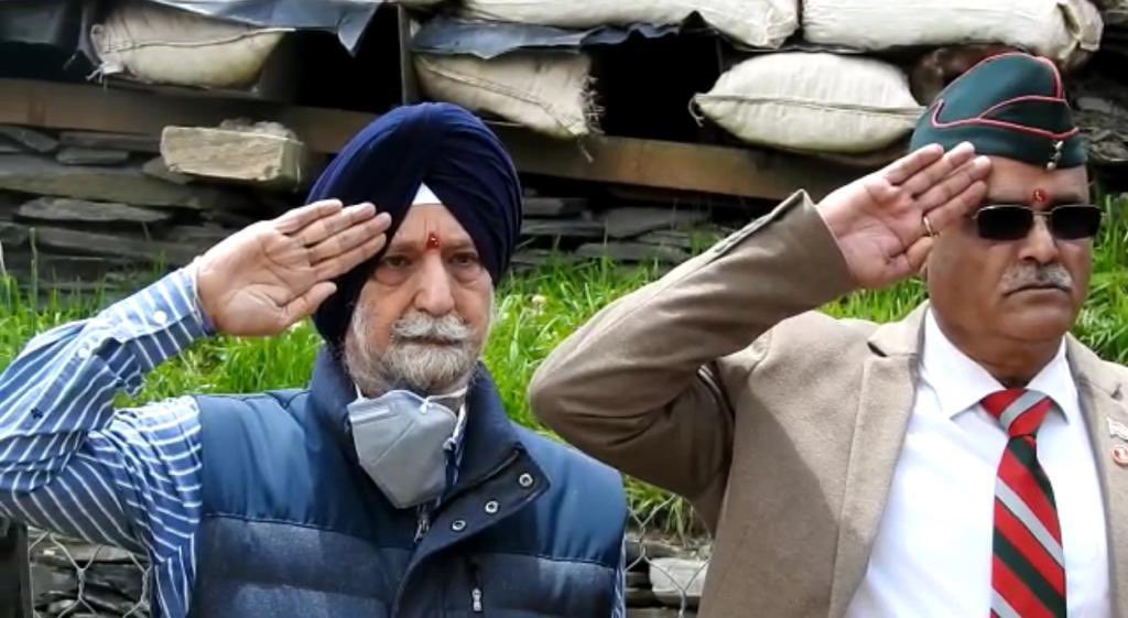 vatsvirendra1's tweet photo. 75 yr old veteran walks to a  piquet along LoC where his son sacrificed himself in 99 ,pays homage to son on his birthday and inaugurates a modest memorial ,he was handed over an urn containing mitti of the spot where his son breathed his last .Col SURI father of MVC Capt Suri https://t.co/tVIZ84FseJ