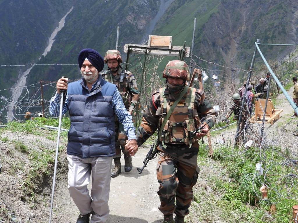 vatsvirendra1's tweet photo. 75 yr old veteran walks to a  piquet along LoC where his son sacrificed himself in 99 ,pays homage to son on his birthday and inaugurates a modest memorial ,he was handed over an urn containing mitti of the spot where his son breathed his last .Col SURI father of MVC Capt Suri https://t.co/tVIZ84FseJ