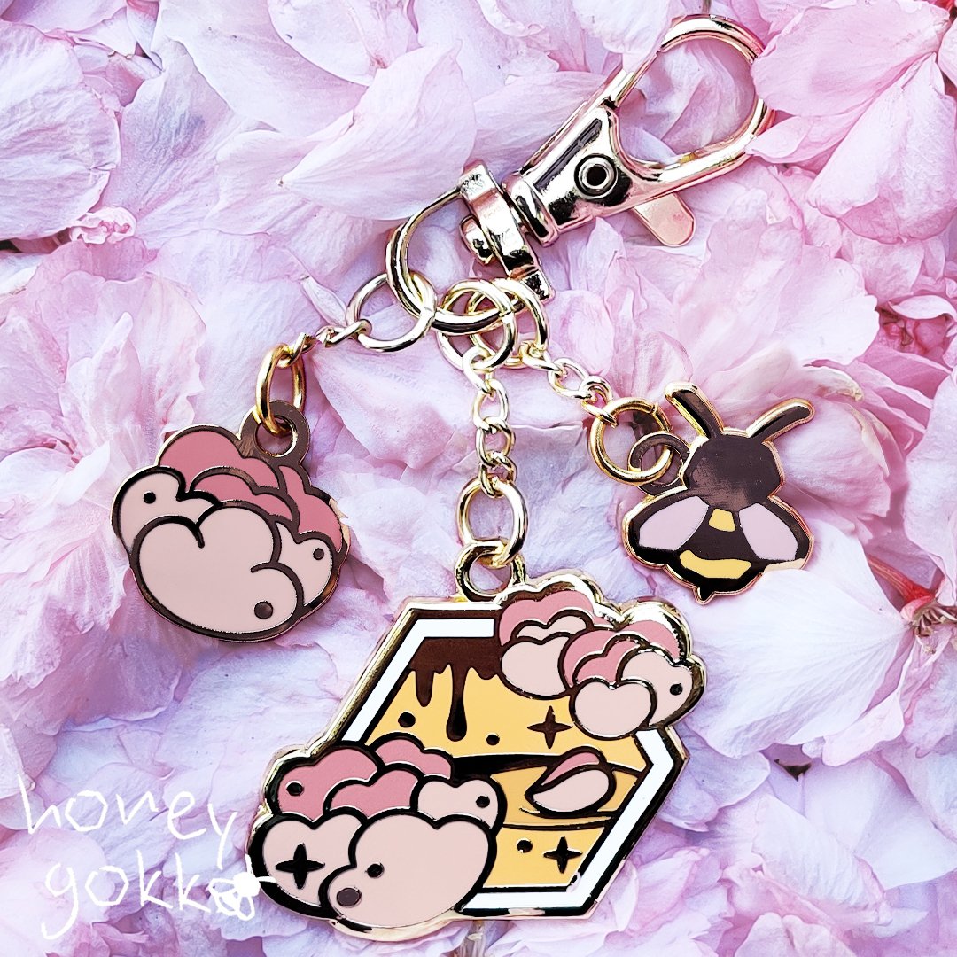 honeygokko's tweet photo. Hi, I'm Siana from https://t.co/0DyNdIFj5u 🌸
I make cute pins and other merchs and I really hope that IG won't ruin all the efforts I made on this plateforme to gain visibility 🥺  #artOFFinstagram https://t.co/5MjyLCWY1D