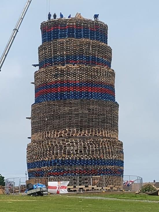 JamieBrysonLLB's tweet photo. Incredible bonfire in Larne. Well done lads! 🇬🇧 https://t.co/hbgcGsf2EI