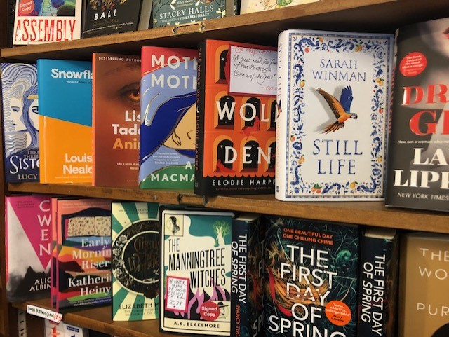 Surely few things are nicer than bookshelves sporting lovely #hardbacks. More in our Fred's Books of the Moment selection. 
👉uk.bookshop.org/lists/fred-s-b… 

#fieldwork #manningtreewitches #stilllife #woodston #12BirdsToSaveYourLife #WolfDen #Greywacke #PowerofGeography #WomenOnNature