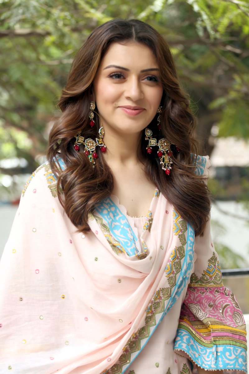 Boxoffice70mm's tweet photo. #VaishnaviArts movie 
#Mynamesisshruthi
Most beautiful actress @ihansika latest new movie MY NAME IS SHRUTHI started with pooja today 

 @ihansika
@srinivasomkar1
@kishoreboyidapu
@markkrobin
@madurimadhu1 https://t.co/RE19lAXq9n