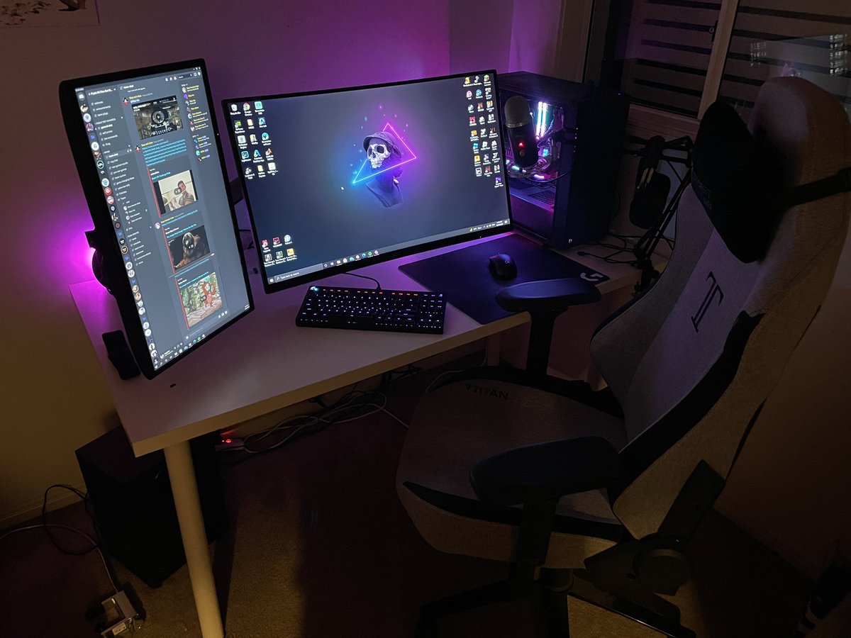 ThatAngMoh's tweet image. Before and after of the setup revamp, big ups to @RizRazR6 and @celeryschtick and my own GF for coming along to help me ❤️