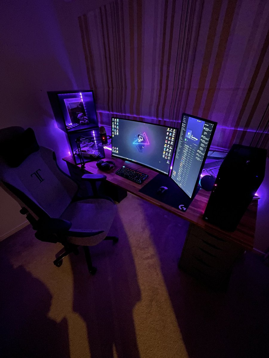 ThatAngMoh's tweet image. Before and after of the setup revamp, big ups to @RizRazR6 and @celeryschtick and my own GF for coming along to help me ❤️