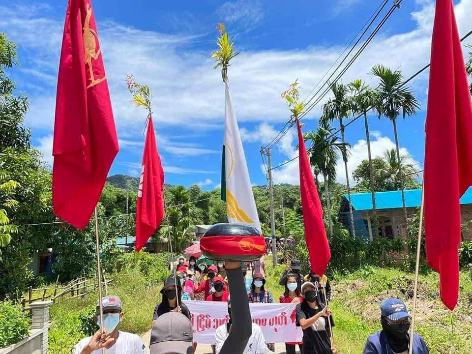Vinn10301768's tweet photo. In #Auk Yephyu Village, Longlone Tsp, there was a daily protest against the military dictatorship. #July4Coup #WhatsHappeningInMyanmar https://t.co/fKFBoC447Z