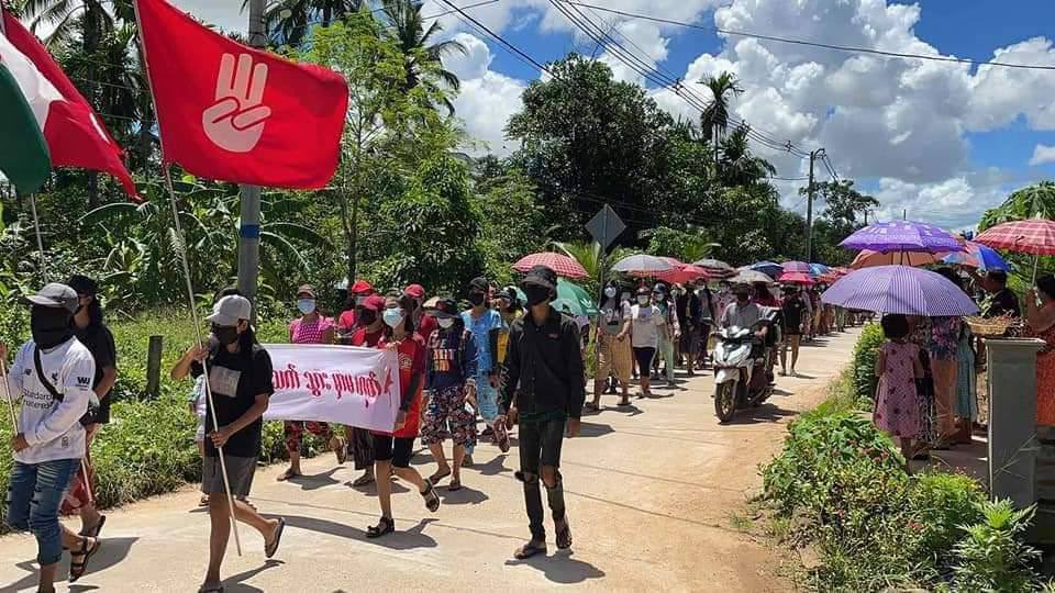 Vinn10301768's tweet photo. In #Auk Yephyu Village, Longlone Tsp, there was a daily protest against the military dictatorship. #July4Coup #WhatsHappeningInMyanmar https://t.co/fKFBoC447Z
